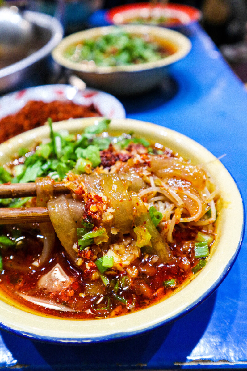 而且苕粉贴心的弄的很小一段,这样吃起来就不费力,赞 兔腰一定要趁热