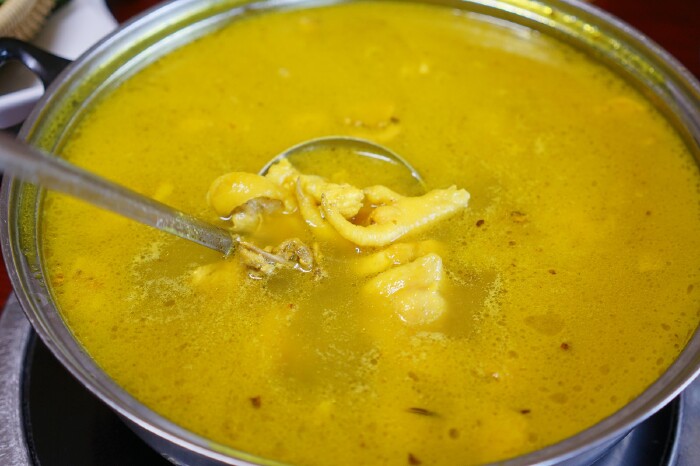 黄姜鸡汤,这个是用黄姜和走地鸡熬的,佷鲜,非常好喝.