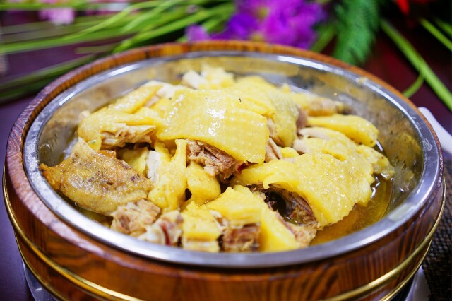 黄姜鸡汤,这个是用黄姜和走地鸡熬的,佷鲜,非常