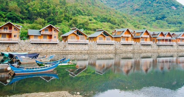 度假村内分别有绿雕区,花卉区,餐饮区,住宿区,海螺广场,水上游乐区