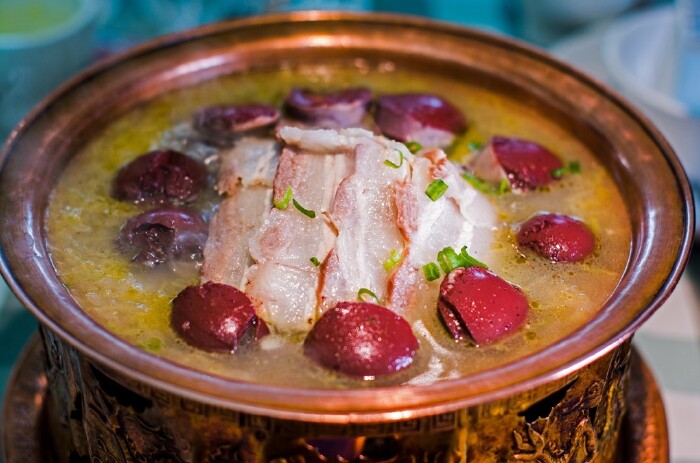 酸菜白肉血肠,金汤养生茄子,有机鲜虾玉米粥和烤花卷也是不错的菜.