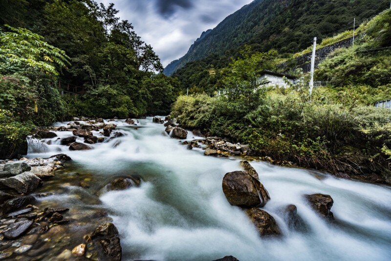晨起的勒布沟,山岚云雾间,不有阳光划破