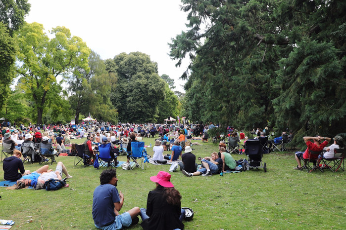 基督城植物园的音乐会,周末很多人自己带小板凳来观看