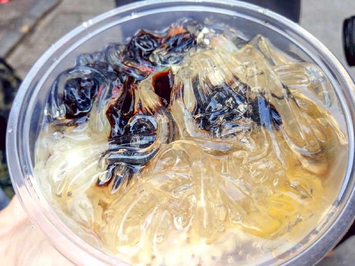 烧仙草,这是大街小巷都能见到的小吃,跟四果汤有着相似之处,但是个人