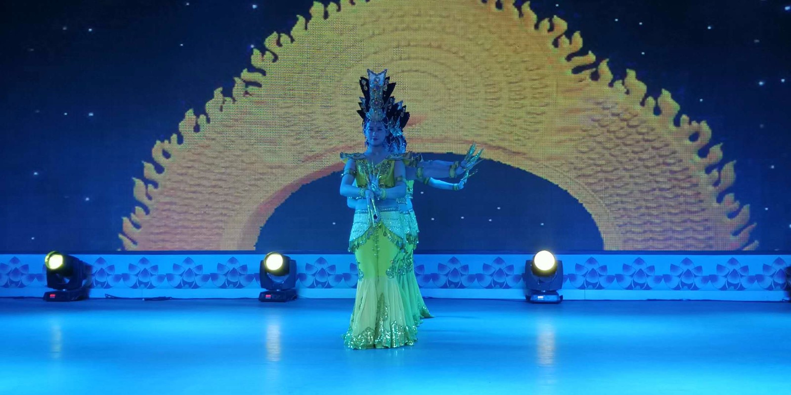 劝君更尽一杯酒,西去敦煌寻古城