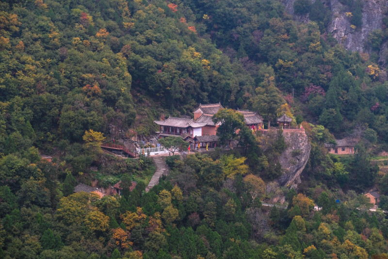 色彩斑斓,故称之为"花石崖",又因林草丰茂,松柏掩映,万紫千红亦称"万