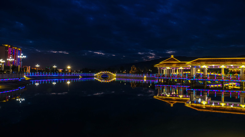 與廣場一路之隔的是軒轅湖公園,以弘揚軒轅