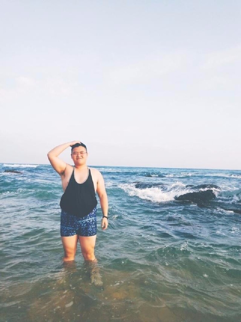 我和壮壮说,能不能来一个撩头发,型男照,哈哈哈,自行体会没有剪刀手