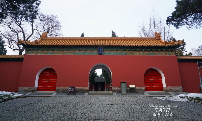 从明孝陵的主体建筑部分开始参观,南北轴线上依次有:金水桥,文武方门