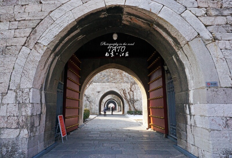 自然少不了这些历史的遗迹,秦淮河畔明城墙,中华门是南京明城墙的十三