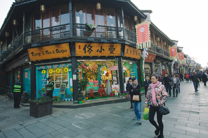 河坊街位于吴山脚下,是清河坊的一部分,属于杭州老城区,东起江城路