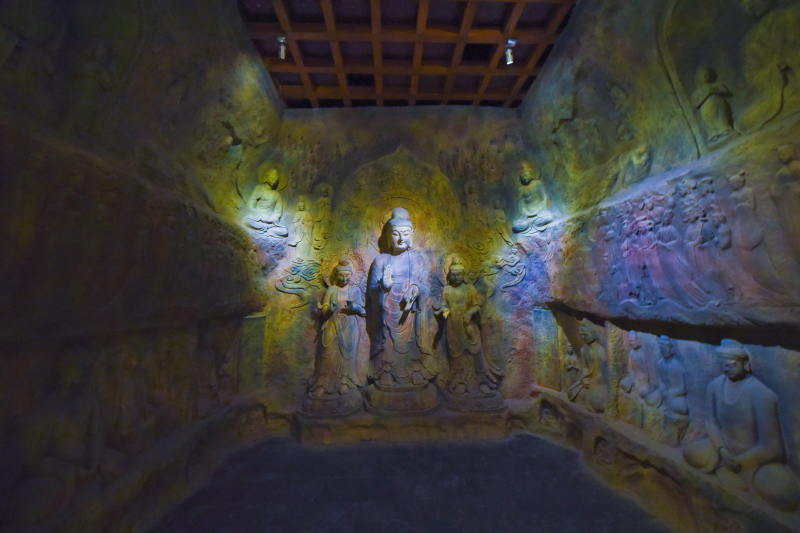 天宁宝塔图为云冈石窟代表佛像复制件,中间是释迦牟尼坐像,两侧是胁侍