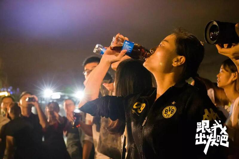 * 喝可乐pk赛,小姐姐豪气了* 吃干脆面pk赛,差点噎坏了小哥哥* 嗑瓜子