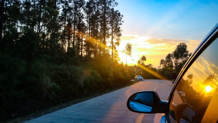 洒在车前方,一道耀眼的光划过我的视线,那是我迄今为止见过最美的风景