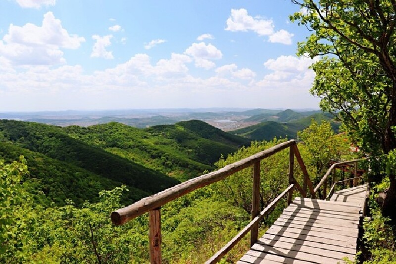 站在长春第一峰的观景平台上,远眺远方
