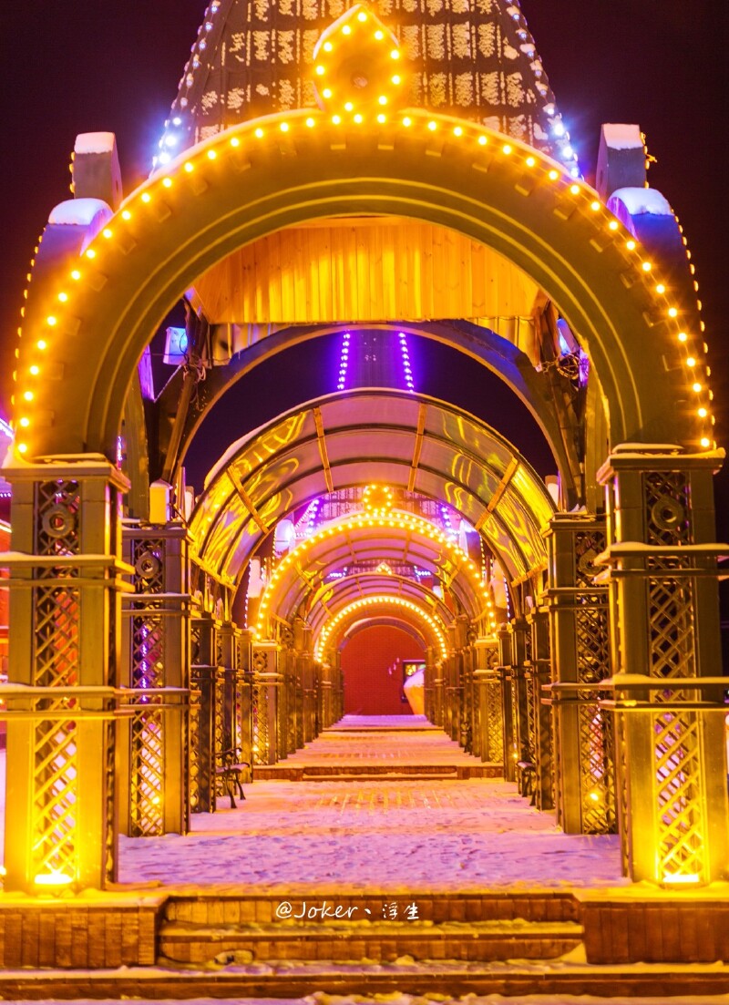 五彩斑斓的霓虹装点着这座城堡,在夜晚如此