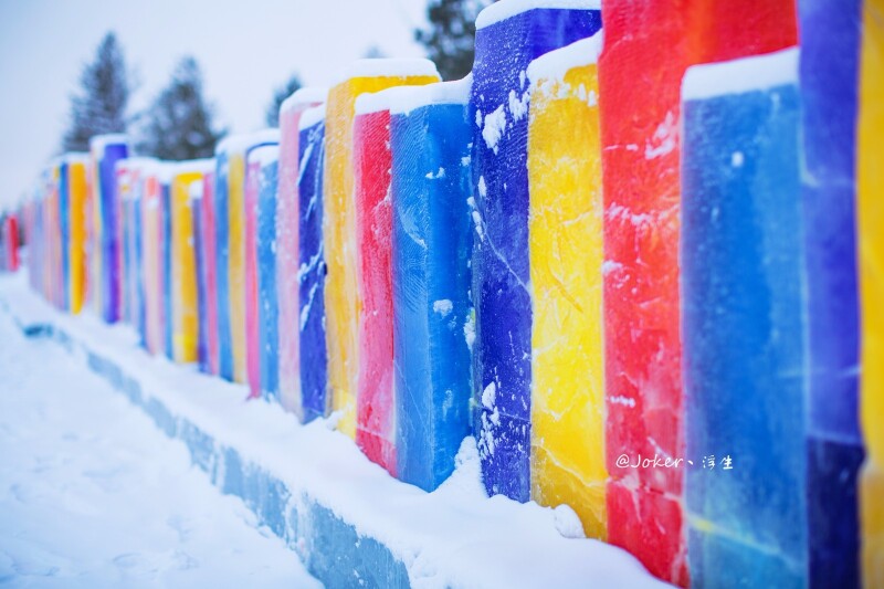 用颜料混合在冰墙之中,这是一个只有冬天