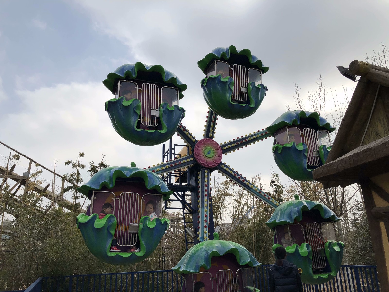 仙岛探秘是需要穿雨衣的,不过外面很贴心,很人性化,有个烘干机.