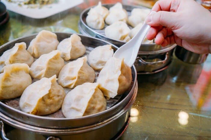 鲅鱼蒸饺32元,蚶子白菜蒸饺28元,个头很大,鲅鱼的依旧好吃.