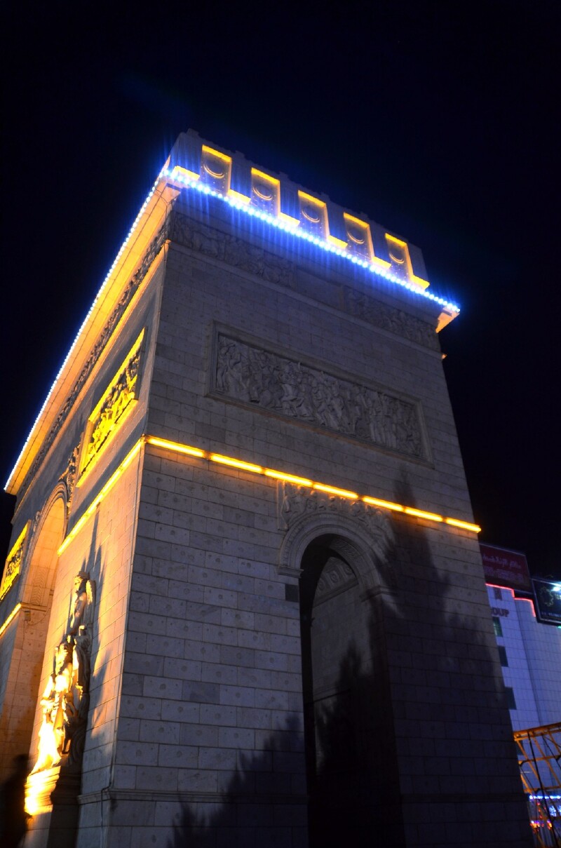 晚上吃过晚饭后,前往哈密的市中心去感受一下新年哈密城市夜景大盘鸡