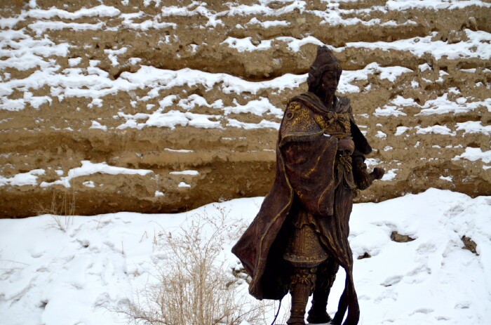 一组古代守卫巴里坤城的将军塑像