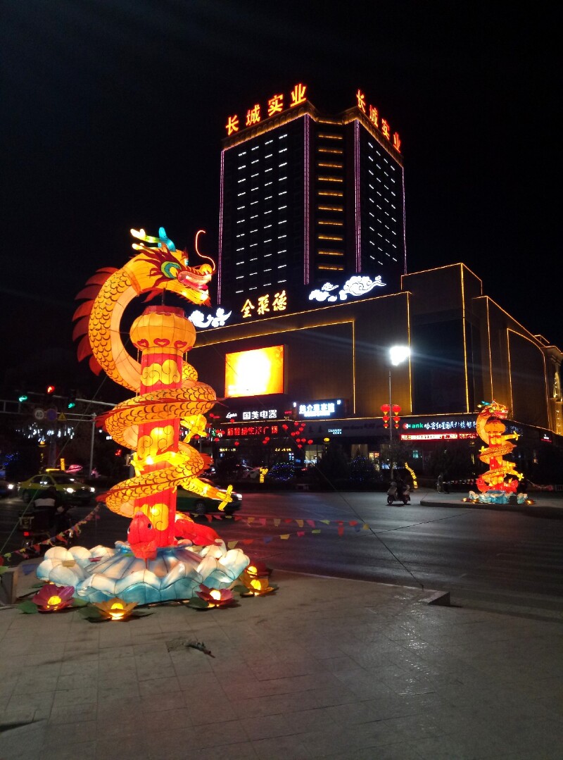 晚上吃过晚饭后,前往哈密的市中心去感受一下新年哈密城市夜景大盘鸡