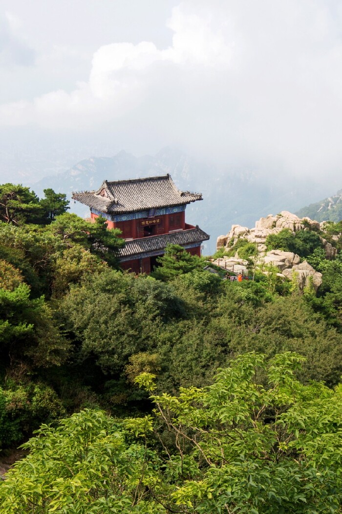 然后经天街,碧霞寺,摩崖石刻,最后到达玉皇庙.