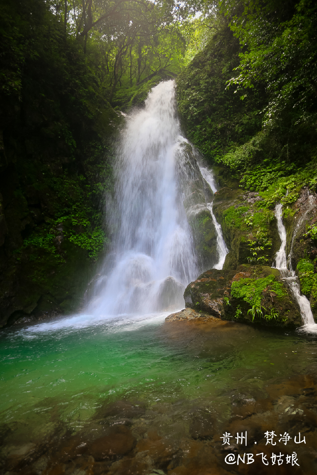 观音瀑布位于 梵净山 黑湾河景区内,因形状酷似一幅手持玉净瓶的平档