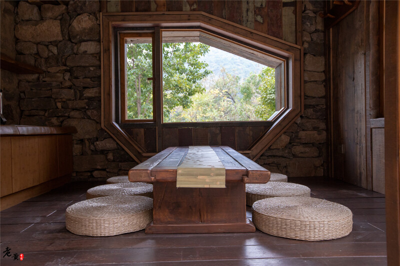 我们入住的是窑洞宾馆,从上到下有好几层,每一层又有好几个房间,层层