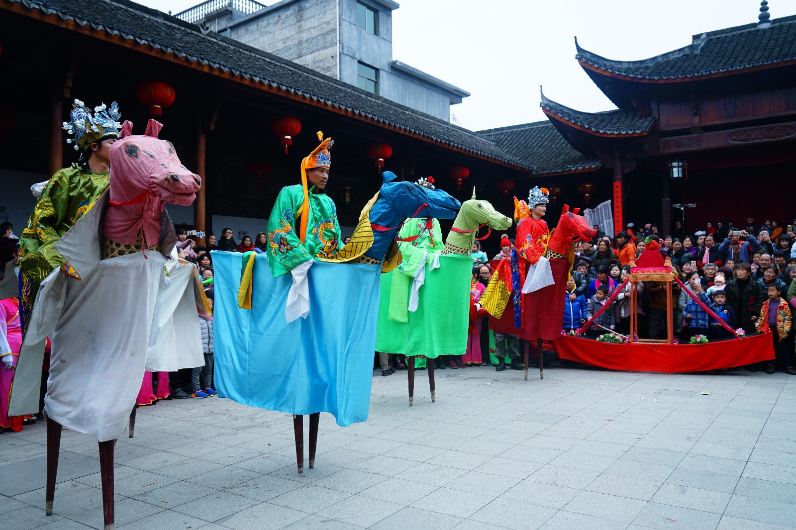 这叫高跷竹马舞,历史极为悠久.