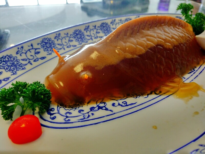 鱼冻造型精巧,晶莹剔透,犹如果冻一般,口味偏咸.