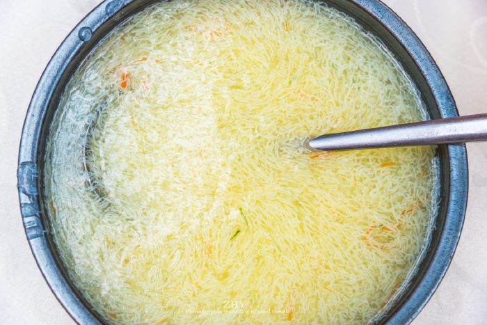 文丝豆腐也扬州人喜爱的一道菜,它色泽美观,汁浓味鲜,十分爽口.