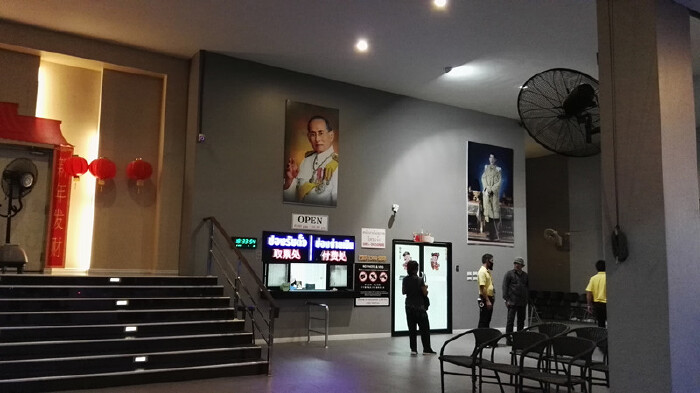 来到剧场的门口,看秀的中国人很多.