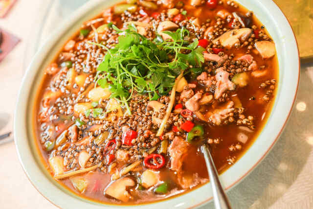 还有黑醋时蔬沙拉,竹笋汤,担担