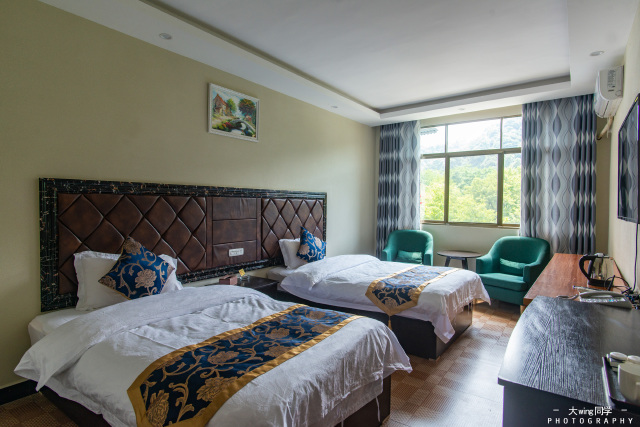 关于住宿                      来梵净山旅游,只能选择在山脚下住宿