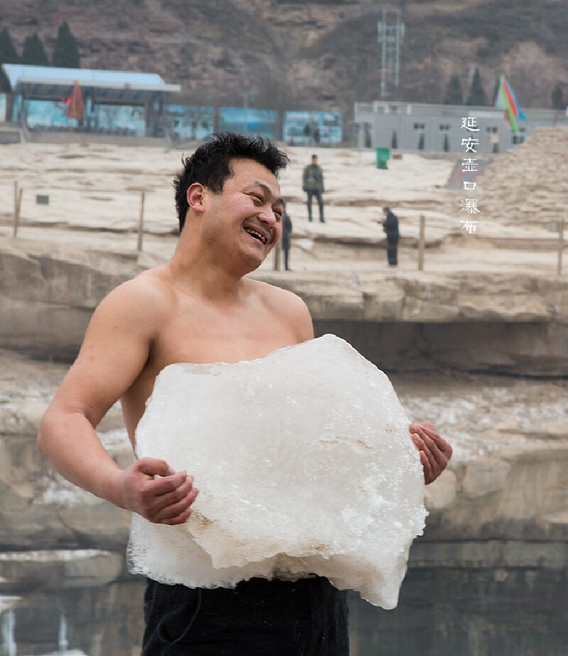 这人也太牛了吧!光着膀