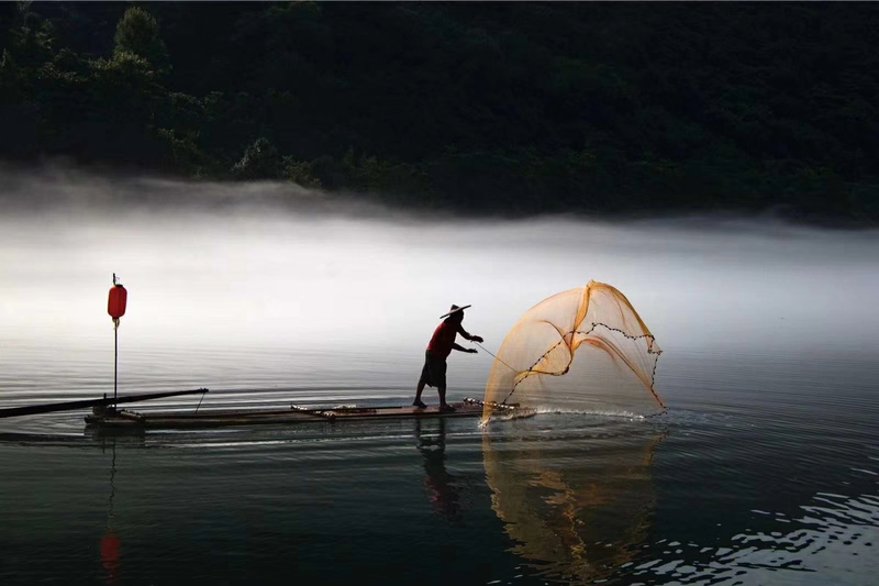 清晨早起,倚疊翠山嵐,在霧氣氤氳中看漁家