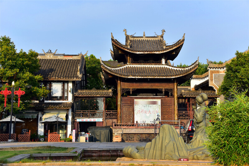 全木搭建的汴河街大戏台,清新雅致.