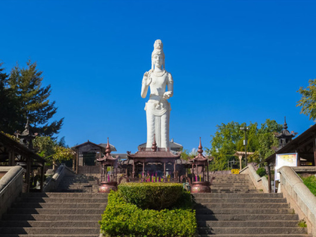 南诏风情岛汉白玉观音像