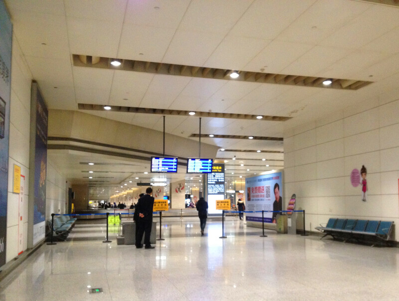 武汉天河机场出站口宽广整洁,夜深人静.