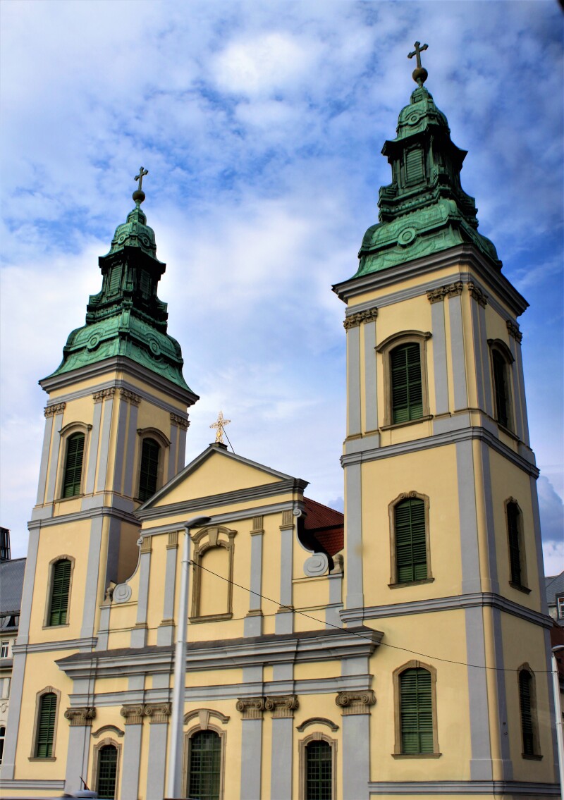 外观简洁明亮的小教堂.