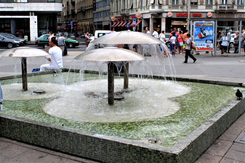 路边一座"蘑菇伞"型的喷水池.