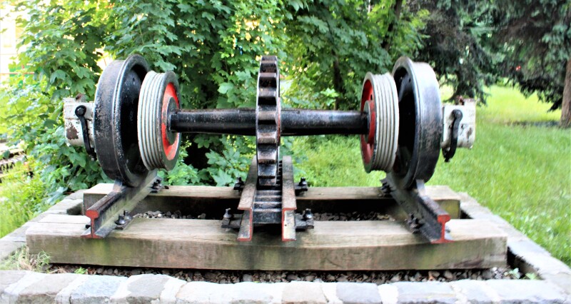 "齿轨列车"与普通火车不同的是:在两条铁轨中间增加一条齿轨,适用于爬