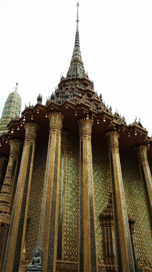 建筑特别的金碧辉煌,镶嵌着各种的宝石,有一种特别土豪的感觉.