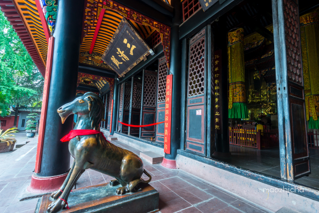 三清殿前,左右两边各有一只铜羊,而右边的独角青羊就是青羊宫