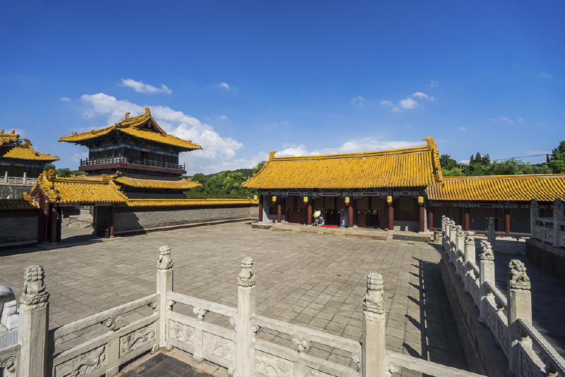 三国城影视基地金碧辉煌的宋皇宫,很适合拍古典人物写真.