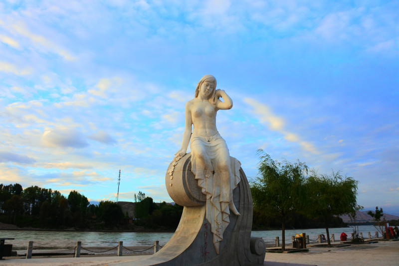 青铜峡黄河女神雕塑图片