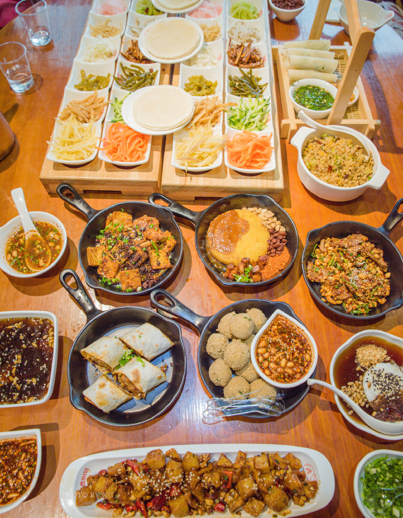 首发走进多彩贵州探赏贵州绵绵秋意尽享贵州特色美食