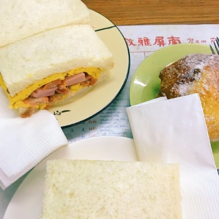 看着邻桌的阿伯一边看报纸一边咬一个叫"莎翁"的面包,感觉会很好吃