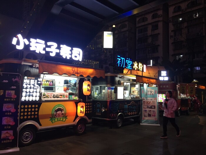 "不夜九街"的餐车美食【多图】_重庆游记_途牛